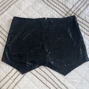 Shein Faux Leather Snake Skin Skort size large zipper in the back